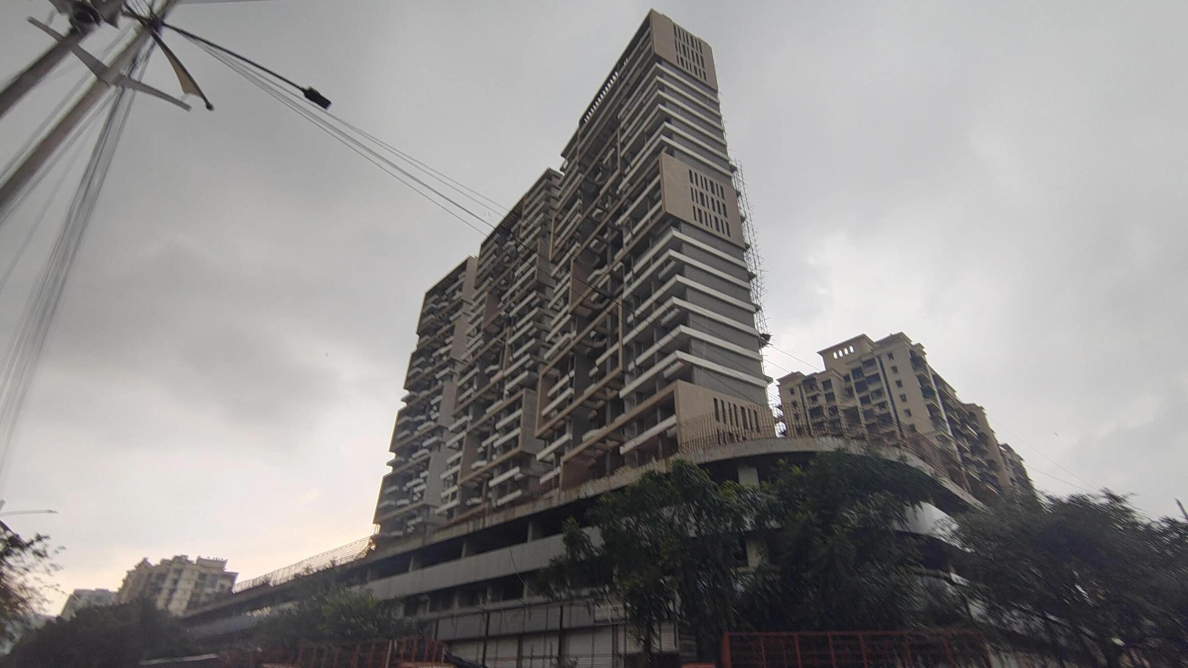 Metrosatyam One Crest